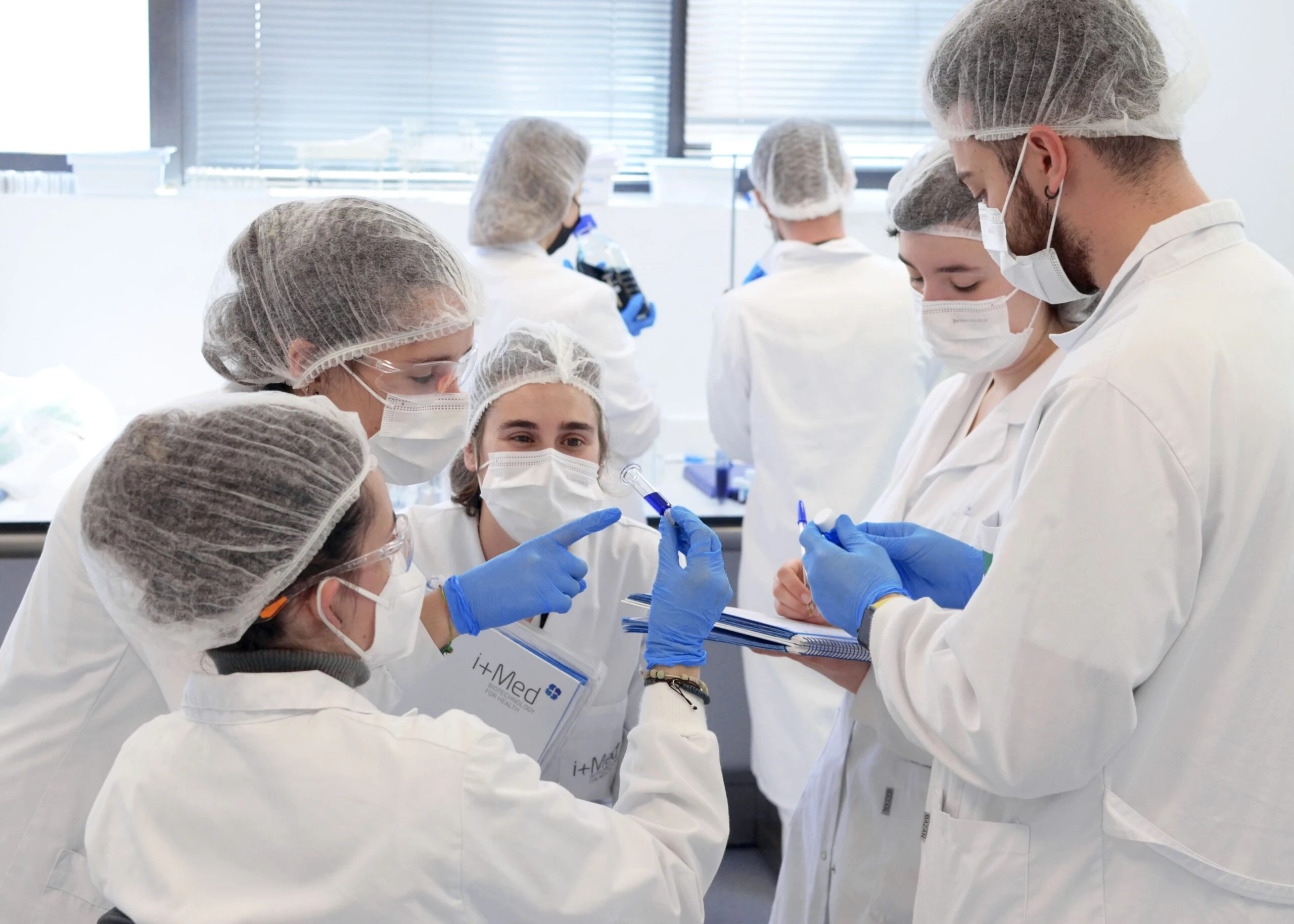 Formulacion-en-laboratorios-sibari-republic.jpg